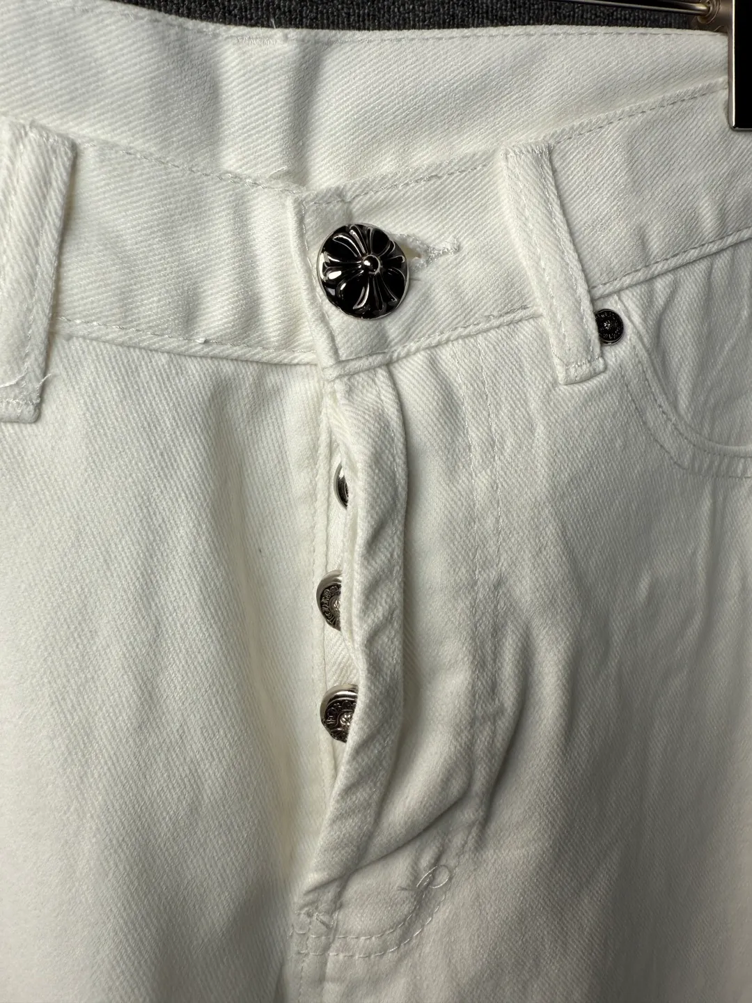 P280 💰 (Top version) Chrome Hearts White Bull King Metal Cross White Leather Heavy Industry Jeans Chrome Hearts is a brand that has always been famous for its high-end and design. The quality of these pants is unparalleled, and a pair is often hard to find at counters. It uses top-notch heavy-duty washing technology, the calf leather laser-cut cross is particularly exquisite, and the aged silver hardware adds a sense of retro and luxury. White denim fabric, paired with a cross leather design, is fashionable and individual. The straight version is also particularly slim. The style is the same for men and women, so whoever wears it will look better! The matching suggestions are as follows: Cool street style: Pair the upper body with a black short crop top, a black leather jacket, and black Martin boots. Wear a silver necklace and ring from Crowe and walk on the street to feel cool. Casual fashion style: wear a simple white cotton T-shirt inside, a loose denim jacket outside, and white sneakers. Overall casual and comfortable, suitable for daily travel and shopping. High-end outfit: Pair it with a black silk-textured shirt, tuck it into pants, and put on a pair of black leather shoes. Wear a black suit jacket to instantly enhance your temperament, and you can attend some formal occasions without any pressure. Color: White Ox King Size: 28-30-32-34 (corresponds to S-M-L-XL)